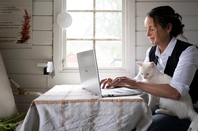 Det ouppvärmda poolhuset har numera blivit skrivarstuga. På vintrarna sätter Maria Wensund på bastun och sveper in sig i filtar för att inte frysa. På bilden syns hon tillsammans med katten Skrållan. Foto: Björn Larsson Rosvall/TT.