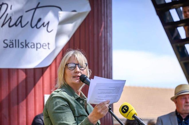 Författaren Karin Smirnoff håller tal efter att hon presenteras som årets Piratenpristagare. Foto: Johan Nilsson/TT.