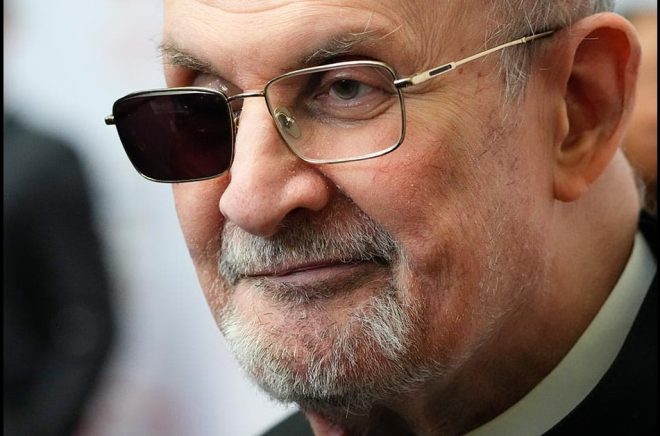 Författaren Salman Rushdie ska skriva en bok om attacken ha utsattes för förra året som gjorde honom blind på ena ögat och oförmögen att använda sin ena hand. Arkivbild: Frank Franklin II/AP/TT.