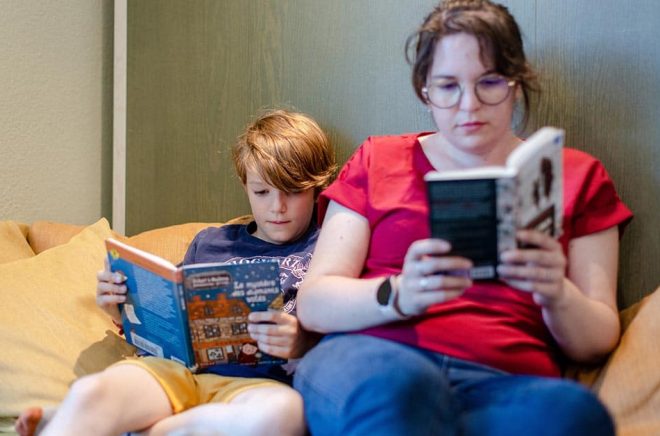 Bra stund för både barn och vuxen. Félix Fleurus, snart åtta år, och Léa Dalla Zanna har hittat en perfekt läsvrå på Tranströmerbiblioteket i Stockholm. foto: Ali Lorestani/TT.