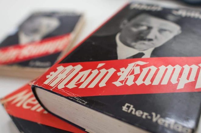 Säljtexten om Adolf Hitlers ”Mein kampf” på Adlibris hemsida kommer nu att granskas. Arkivbild: Matthias Balk/AP/TT.