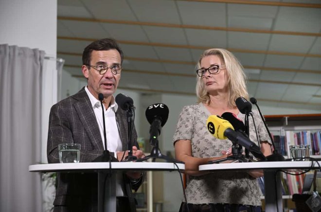 Statsminister Ulf Kristersson (M) skolminister Lotta Edholm (L) under pressträff efter ett besök på Edboskolan i Huddinge. Foto: ANDERS WIKLUND/TT.