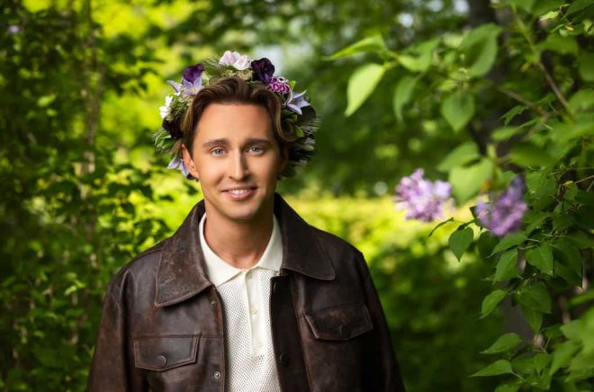 Skådespelaren Hampus Nessvold är först ut av årets Sommarvärdar i Sveriges Radio. Pressbild: MATTIAS AHLM/SVERIGES RADIO/TT.