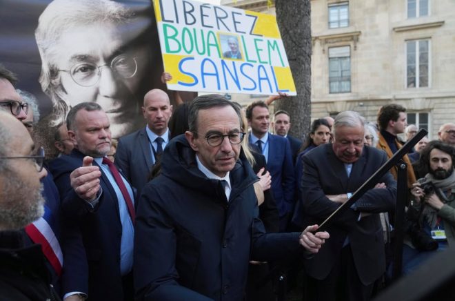 Frankrikes inrikesminister Bruno Retailleau vid en demonstration till stöd för författaren Boualem Sansal i Paris den 25 mars i år. Foto: Thibault Camus/AP/TT.