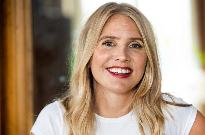 Författaren Amanda Romare har skrivit en uppföljare till debutromanen ”Halva Malmö består av killar som har dumpat mig”. Foto: Claudio Bresciani/TT.