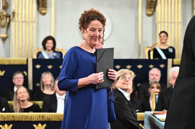 Den nya ledamoten Anna-Karin Palm, som efterträder Kjell Espmark på stol 16, höll sitt installationstal under Svenska Akademiens årliga högtidssammankomst. Foto: CLAUDIO BRESCIANI/TT.