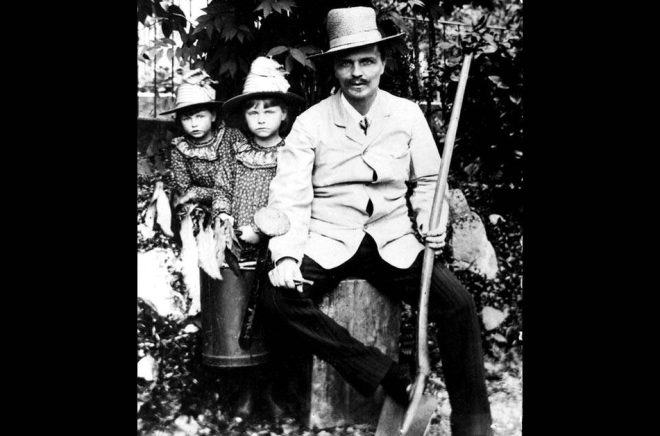 August Strindberg ville slå internationellt för att få framgång även i Sverige. Här är han med sina döttrar Greta och Karin i schweiziska Gersau hösten 1886. Arkivbild: TT.