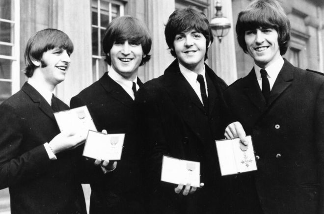 Ringo Starr, John Lennon, Paul McCartney och George Harrison fotograferade i oktober 1965 utanför Buckingham Palace i London där bandmedlemmarna tilldelats medalj av drottningen. Arkivbild: AP/TT.