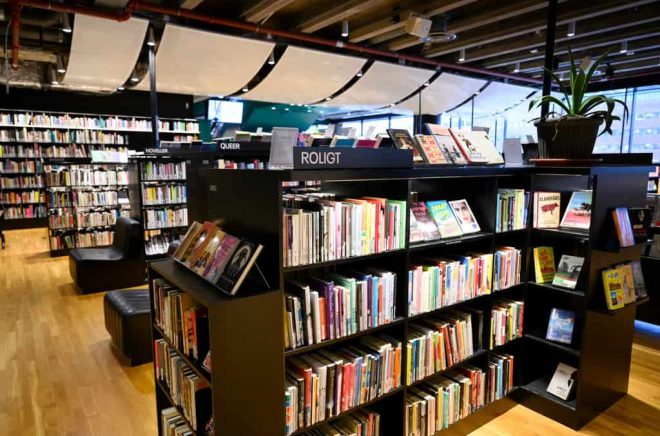 Fler personer portas från bibliotek. Arkivbild: Jessica Gow/TT.