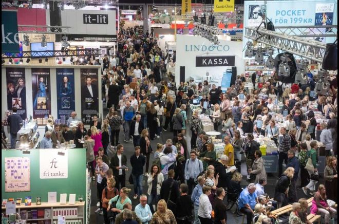 Gott om besökare på mässgolvet på Bokmässan i Svenska mässan i Göteborg på lördagen. Foto: FREDRIK SANDBERG/TT.