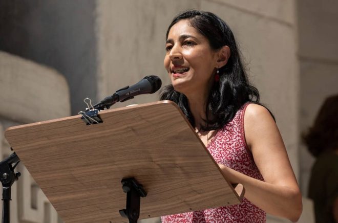 Kiran Desai kan få Bookerpriset igen. Här på en bild från 2022. Foto: Yuki Iwamura/AP/TT.