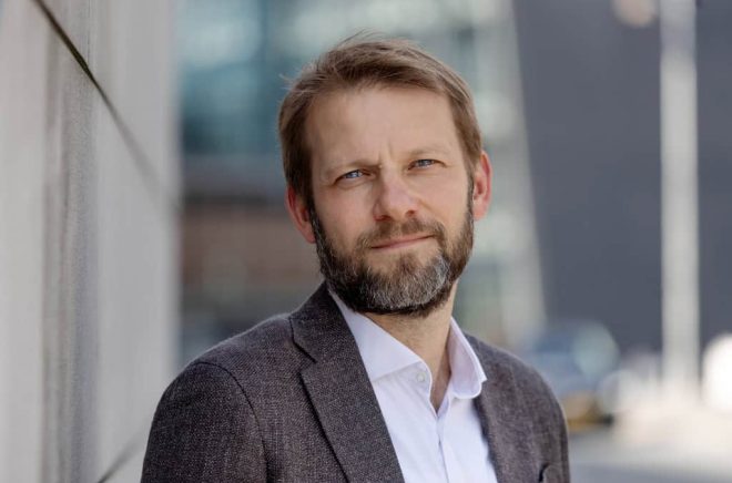 Dennis Nørmark är sedan tidigare mest känd som antropolog, men har hyllats för sin debut som kriminalförfattare. Foto: Gyldendal.