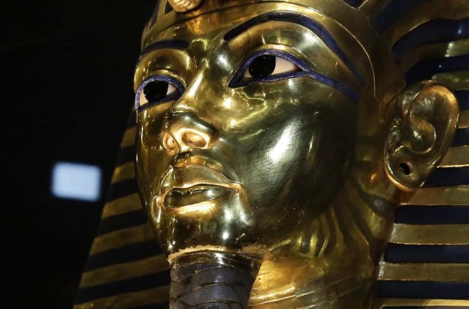 Arkeologer vid en gravplats i Egypten gjorde ett oväntat fynd. De hittade papyrusfragmet med delar av eposet Iliaden vid en mumie. Arkivbild: Hassan Ammar/AP/TT.