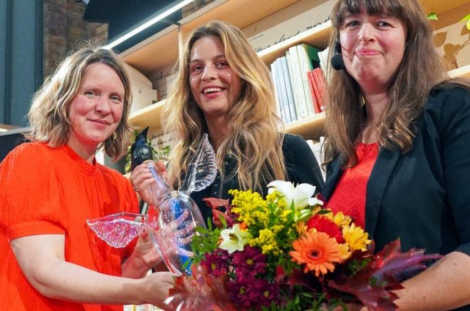 I mitten Mira Magntorn från vinnande Ellerströms förlag, flankerad av Örnen och Kråkans redaktör Edith Söderström till vänster och Alice Thorburn, bibliotekarie och jurymedlem, till höger. Foto: Stockholms stadsbibliotek.