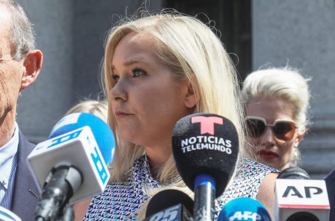 Nu avlidna Virginia Giuffre under en presskonferens utanför en domstol i New York 2019. Foto: Bebeto Matthews/AP/TT.