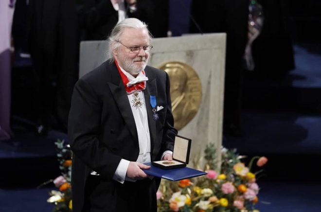 Jon Fosse tar emot Nobelpriset i litteratur vid Nobelprisutdelningen i Konserthuset i Stockholm 2023. I september kommer hans nya roman. Foto: Christine Olsson/TT.