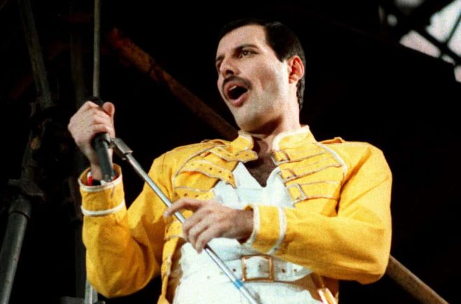 En ny biografi avslöjar nya detaljer om Queen-sångaren Freddie Mercurys liv. Arkivbild: Marco Arndt/AP/TT.
