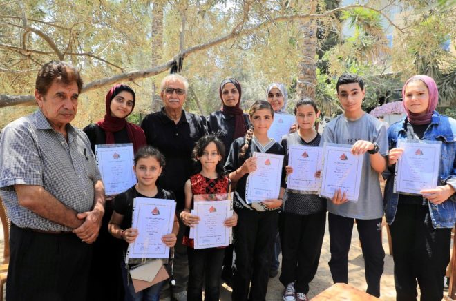 Barnen får diplom för sina berättelser om Gaza. Foto: Shrouq Doghmosh/TT.