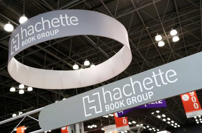 Har författaren Mia Ballard använt AI för att skriva sin bok? Nu stoppar förlaget Hachette utgivningen i USA. Foto: Mark Lennihan/AP/TT.