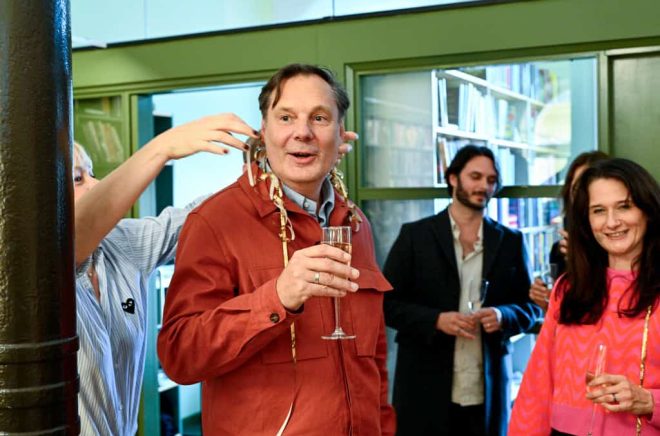 Förlagschefen Håkan Bravinger välkomnades med serpentiner. Foto: Anders Wiklund/TT.