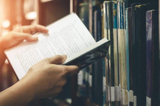 Biblioteksböcker kan ibland bli försenade. Foto: iStock.