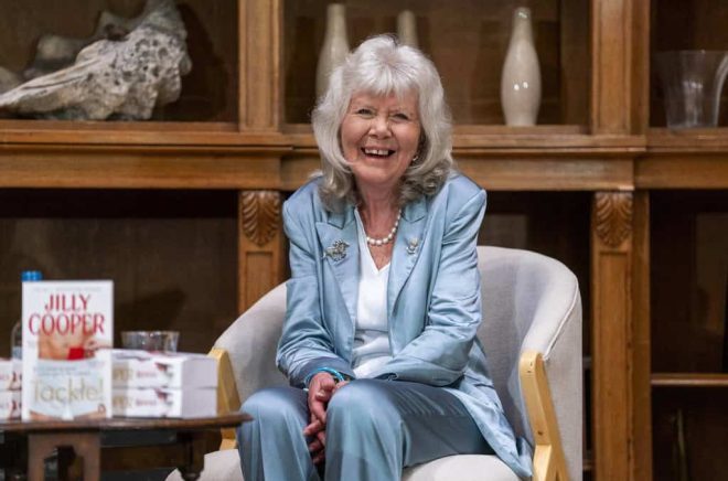 Jilly Cooper blev en bästsäljande författare tack vare sina romantiska historier i glamorösa miljöer. Foto: Lucy Ray/PA/TT.