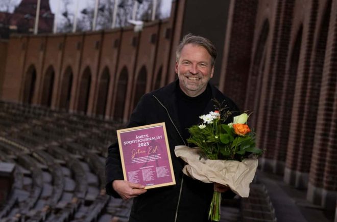 Dagens Nyheters krönikör Johan Esk fick utmärkelsen ”Årets sportjournalist” av Svenska sportjournalistförbundet. Foto: PONTUS LUNDAHL/TT.
