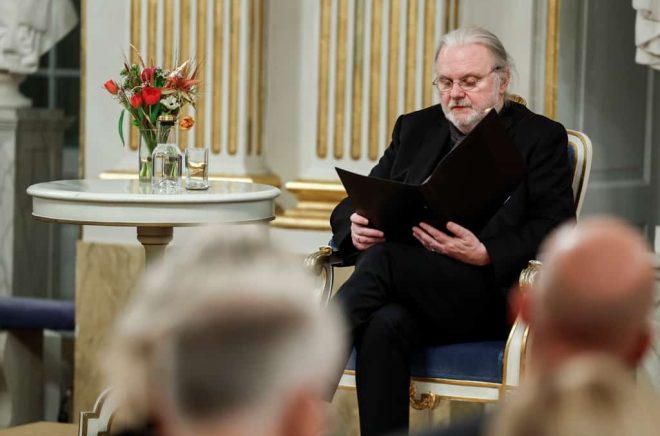 Den norska författaren och årets Nobelpristagare i litteratur, Jon Fosse, håller sin Nobelföreläsning i Börshuset i Gamla stan i Stockholm. Foto: FREDRIK PERSSON/TT.