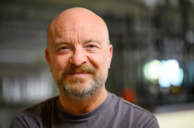 Jonas Gardells romansvit ”Torka aldrig tårar utan handskar” ges ut i sin helhet. Arkivbild: Henrik Montgomery/TT.
