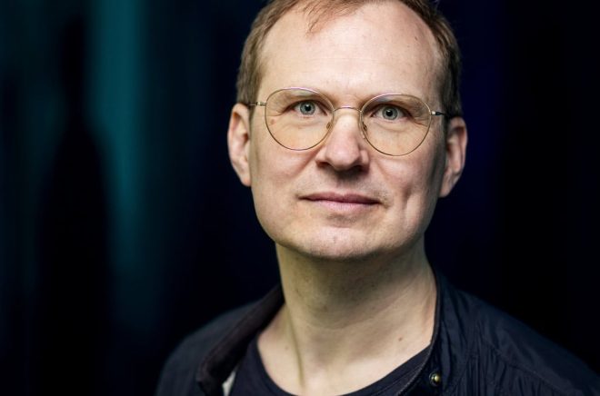 Författaren och poeten Jonas Gren vill uppmärksamma de vinstintressen som ligger bakom vår ständigt uppkopplade tillvaro. Pressbild: Weyler förlag/Casper Hedberg.