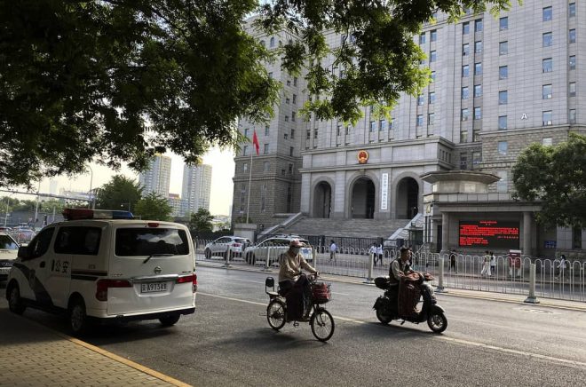 En domstol i Peking har dömt författaren Yang Hengjun till ett villkorligt dödsstraff. Domen kan komma att omvandlas till livstids fängelse. Foto: ANDY WONG/AP/TT.