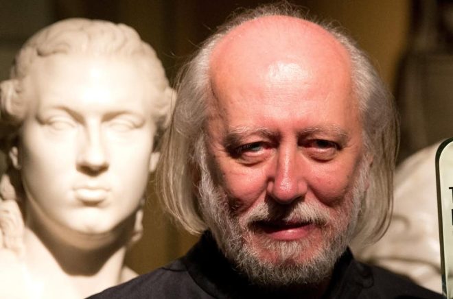 László Krasznahorkais hälsa är inte tillräckligt god för att han ska orka med intervjuer under sin vistelse i Sverige i december, meddelar Svenska Akademien. Arkivbild: Matt Dunham/AP/TT.