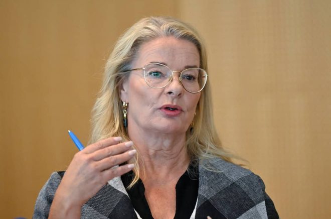 Skolminister Lotta Edholm (L) menar att regeringens finansiering av reformen för bemannade skolbibliotek räcker. Arkivbild: Henrik Montgomery/TT.