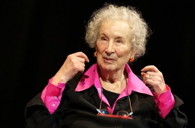 Författaren Margaret Atwood har vid flera tillfällen protesterat mot att skolbiblioteken i den kanadensiska provinsen Alberta har förbjudit vissa böcker. Arkivbild: Cornelius Poppe/NTB/TT.