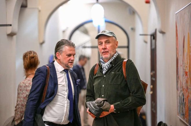 Håkan Nesser (till höger) med sin advokat Conny Cedermark i Stockholms tingsrätt. Nesser medgav att han lämnat felaktiga uppgifter till Skatteverket men sade att det gjordes utan uppsåt. Arkivbild: Anders Wiklund/TT.
