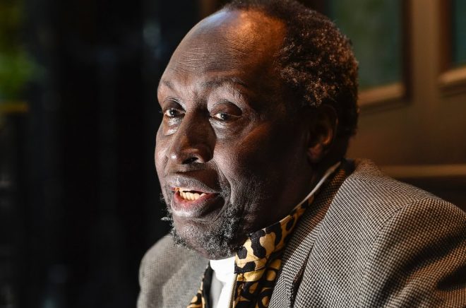 Den kenyanske författaren Ngũgĩ wa Thiong'o vid ett besök i Sverige 2017. Arkivbild: Jonas Ekströmer/TT.