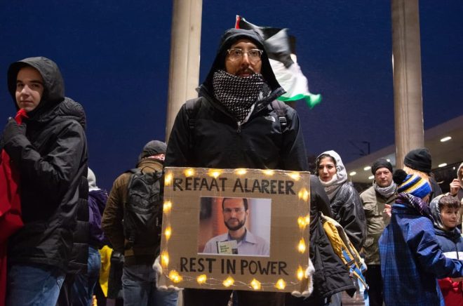 En man håller en bild på poeten Refaat Alareer under en protest mot kriget i tyska Köln i december, dagar efter Alareers död. Foto: YING TANG/NURPHOTO/SHUTTERSTOCK/TT.