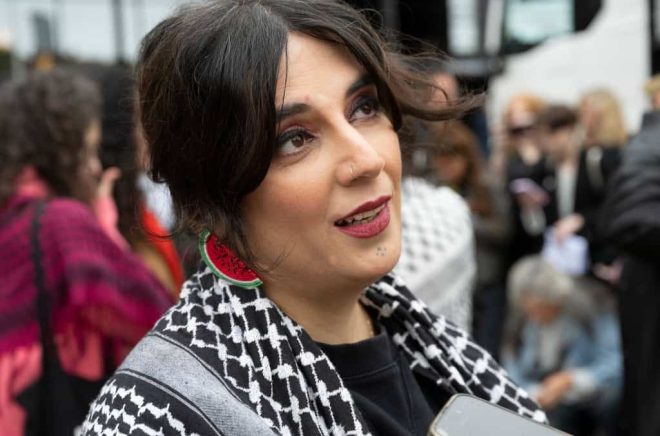 Balsam Karam under den manifestation som Bröd och rosor hade under Bokmässan 2024 då minnesmärken placerades ut för att hedra dödade palestinska journalister. Foto: Fredrik Sandberg/TT.