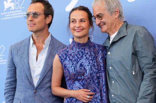 Jude Law, Alicia Vikander och regissör Olivier Assayas vid en pressdag på filmfestivalen i Venedig. Foto: Scott A Garfitt/AP/TT.