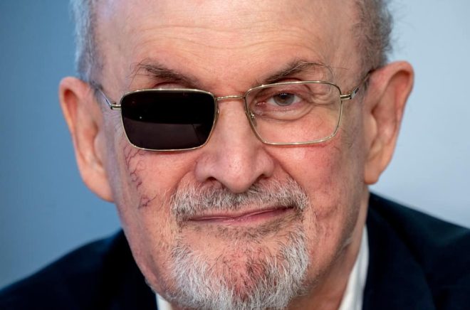Salman Rushdie blev blind på högra ögat efter attacken. Arkivbild: MICHAEL PROBST/AP/TT.