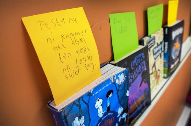 På Enbacksskolan i Tensta finns ett bemannat skolbibliotek där också eleverna kan tipsa varandra. Arkivbild: CLAUDIO BRESCIANI / TT.