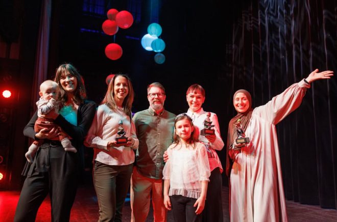 I det Stora bokvalet får Julia Granberg, illustratör, Mikaela Fenner Alsin, Erik Wennstam, Mikaela Wennstam och Rihab Garci pris. Pressbild: Martin Sörbo.
