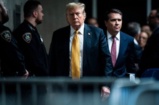 USA:s president Donald Trump, fotograferad tillsammans med sin dåvarande försvarsadvokat Todd Blanche förra våren i New York. Foto: Jabin Botsford/AP/TT.