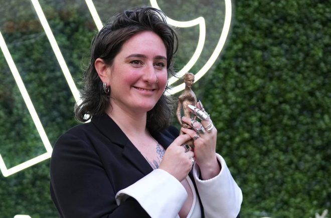 Yael van Der Wouden tilldelas Women's prize for fiction. Foto: Joanna Chan/AP/TT.