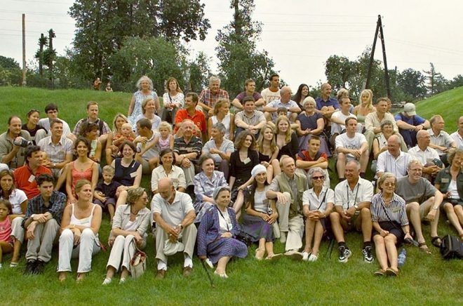 Ättlingar till den ryske författaren Leo Tolstoj vid en släktträff. Nu protesterar familjen mot Rysslands krig i Ukraina. Arkivbild: Misha Japaridze/AP.