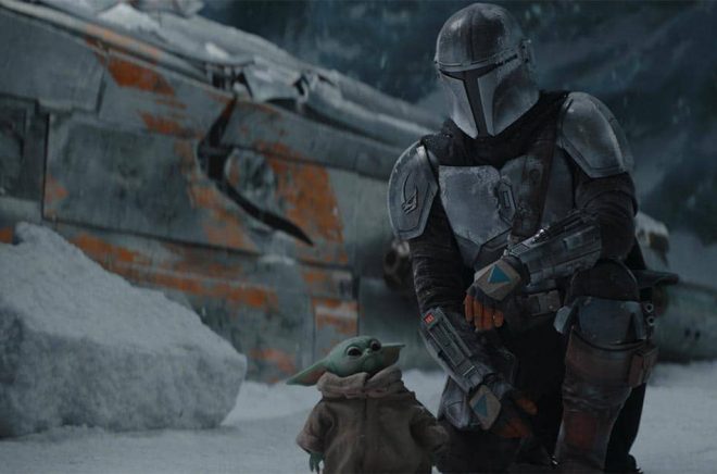 En av de serier som är exklusiva på Disney+ är The Mandalorian med Baby Yoda, eller The Child som han egentligen kallas. Här från säsong 2 av serien. Foto: Pressbild/Disney.