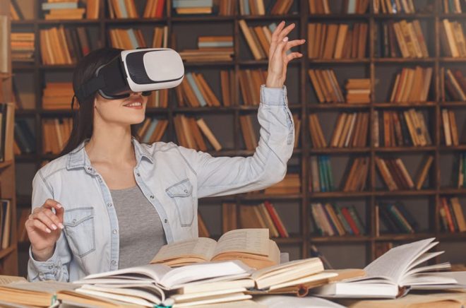Kommer vi att besöka virtuella bokmässor i framtiden? Alexander Forselius arrangerar E-bokmässan 2020 i maj. Besökarna kan då sitta hemma och med hjälp av VR-glasögon eller mobilen besök mässan. Foto: iStock.