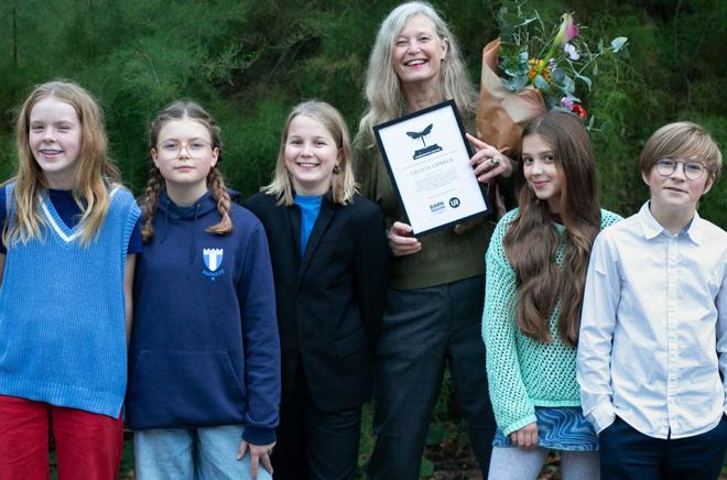 Vinnaren av Barnradions Bokpris 2025, Cecilia Lidbeck, tillsammans med juryn. Foto: Johanna-Sjöland-Thulin.