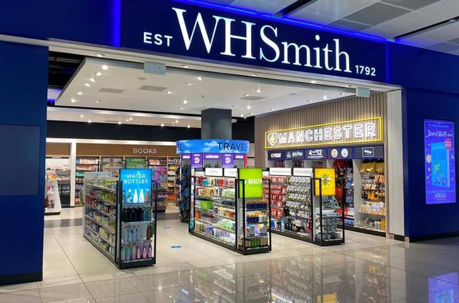 WH Smith på Manchester Airport blir kvar, men kedjans butiker i brittiska citykärnor säljs och byter namn i en stor affär. Foto: Pressbild.