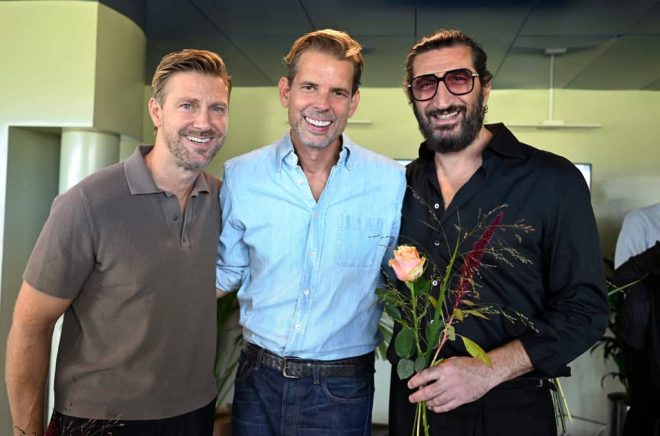 Filmen ”Arkipelag” blir Sveriges Oscarsbidrag 2027. Regissören Alex Schulman flankeras av skådespelarna Linus Wahlgren och Fares Fares under en pressträff på Filmhuset. Foto: Jessica Gow/TT